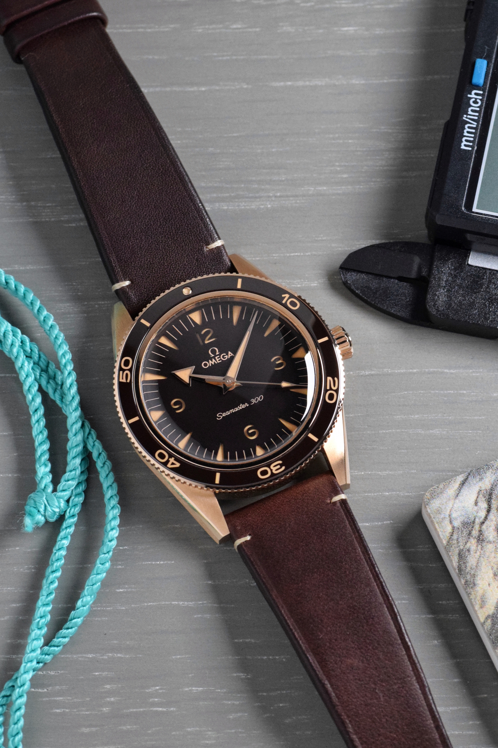 Haiku De ei REVIEW: Omega Seamaster 300 Co-Axial Master Chronometer Bronze Gold